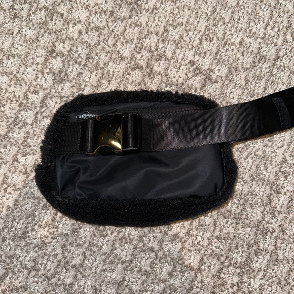 Lululemon Sherpa Everywhere Belt Bag 1L - Picture 5 of 5